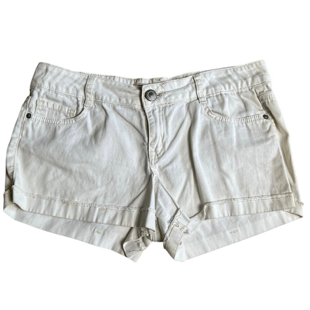 L.E.I. Women's Size 11 White Low Rise Casual Button Pocket Shorts
